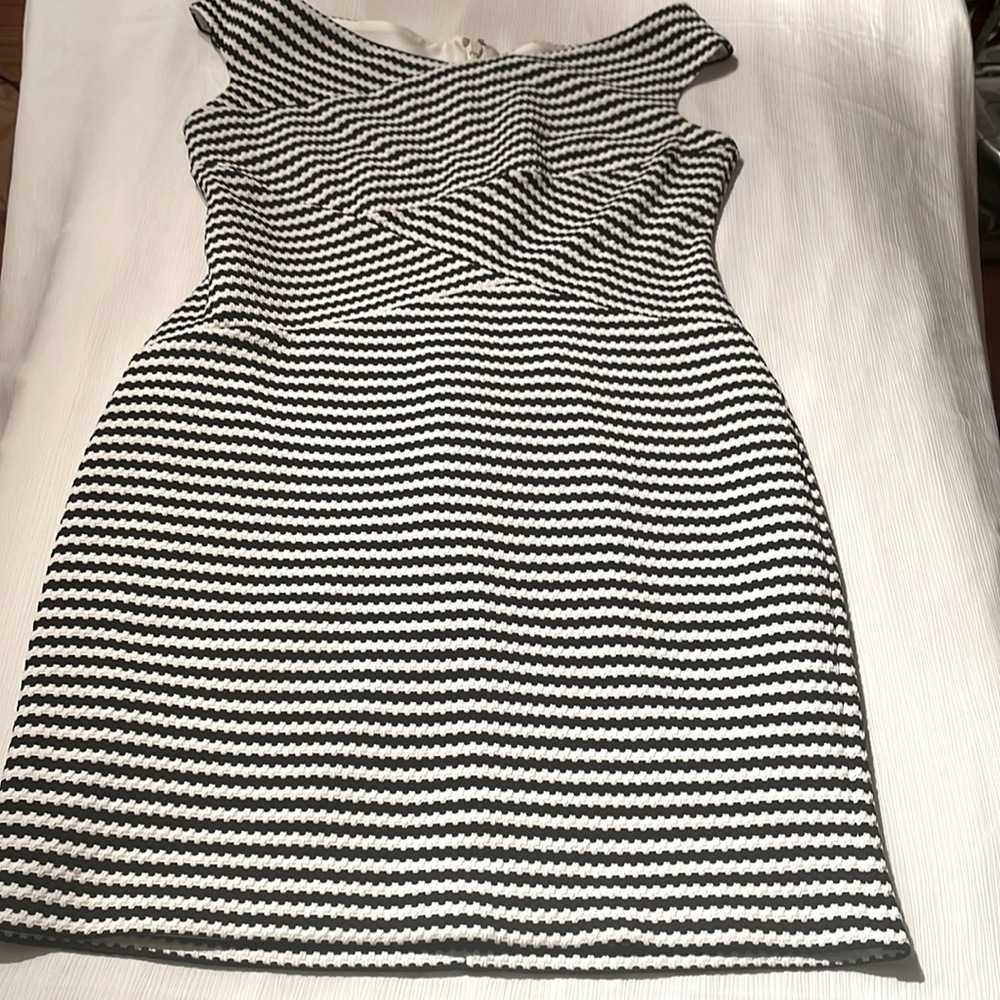 Guess elegant and casual dress, ideal for any occasion.